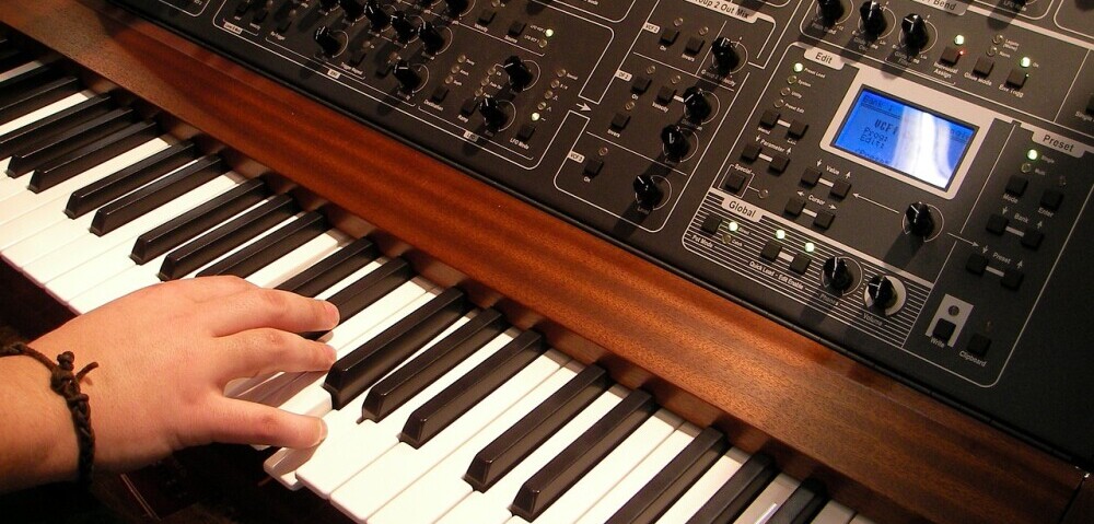 A synthesiser and keyboard